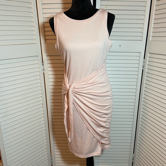 Pale pink wrap dress. NWT. Very soft. Sz M Lillusory. Mint condition - Picture 2 of 4